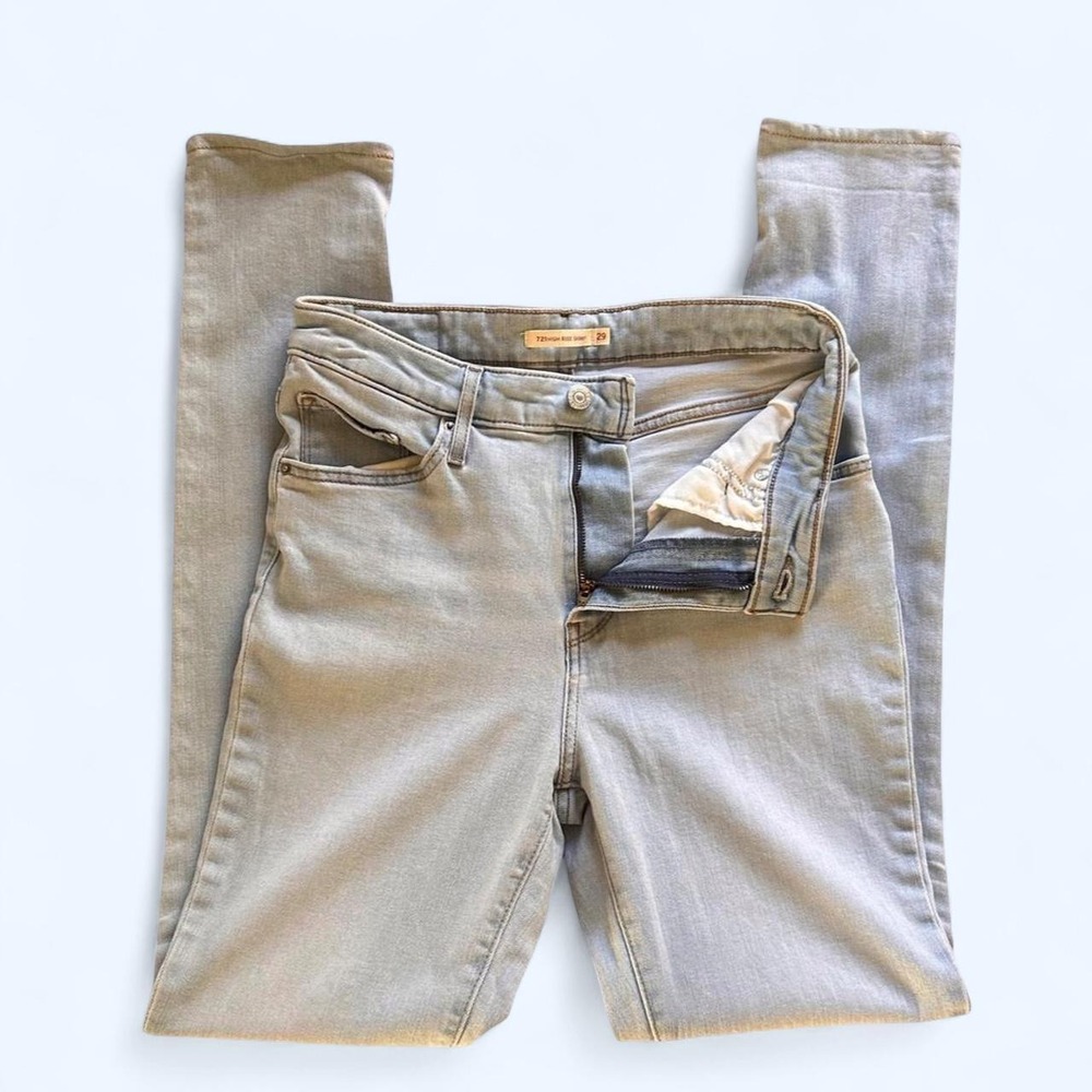 Levi's 721 high rise skinny light wash blue jeans • size: 29 x 32